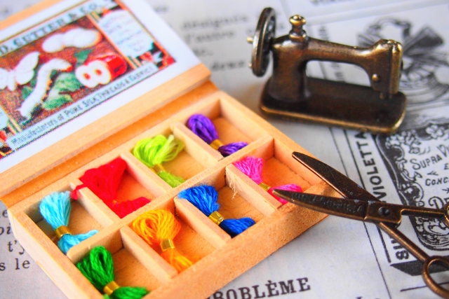カラフルな糸とミニチュア