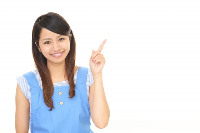 ミシンのポイントを紹介する女性